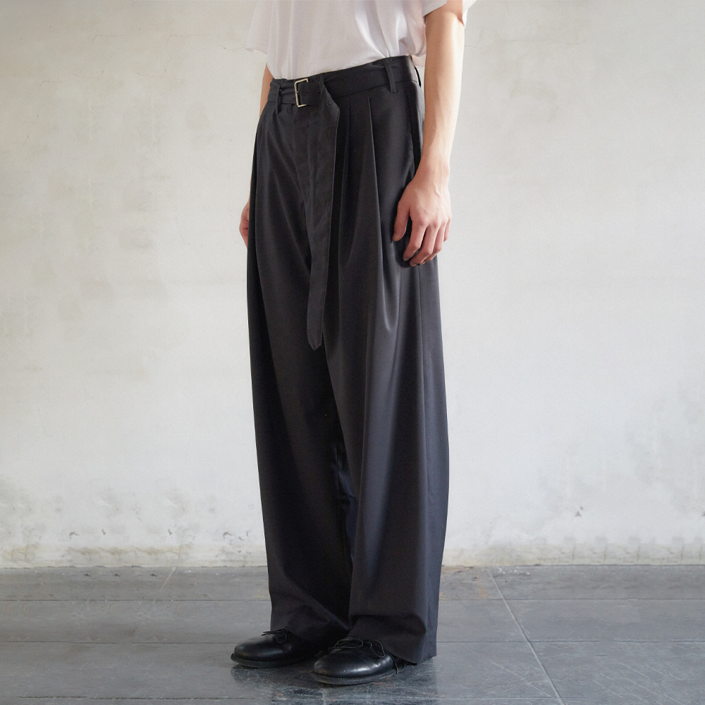 BELTED TAILORED TROUSERS (CHARCOAL)