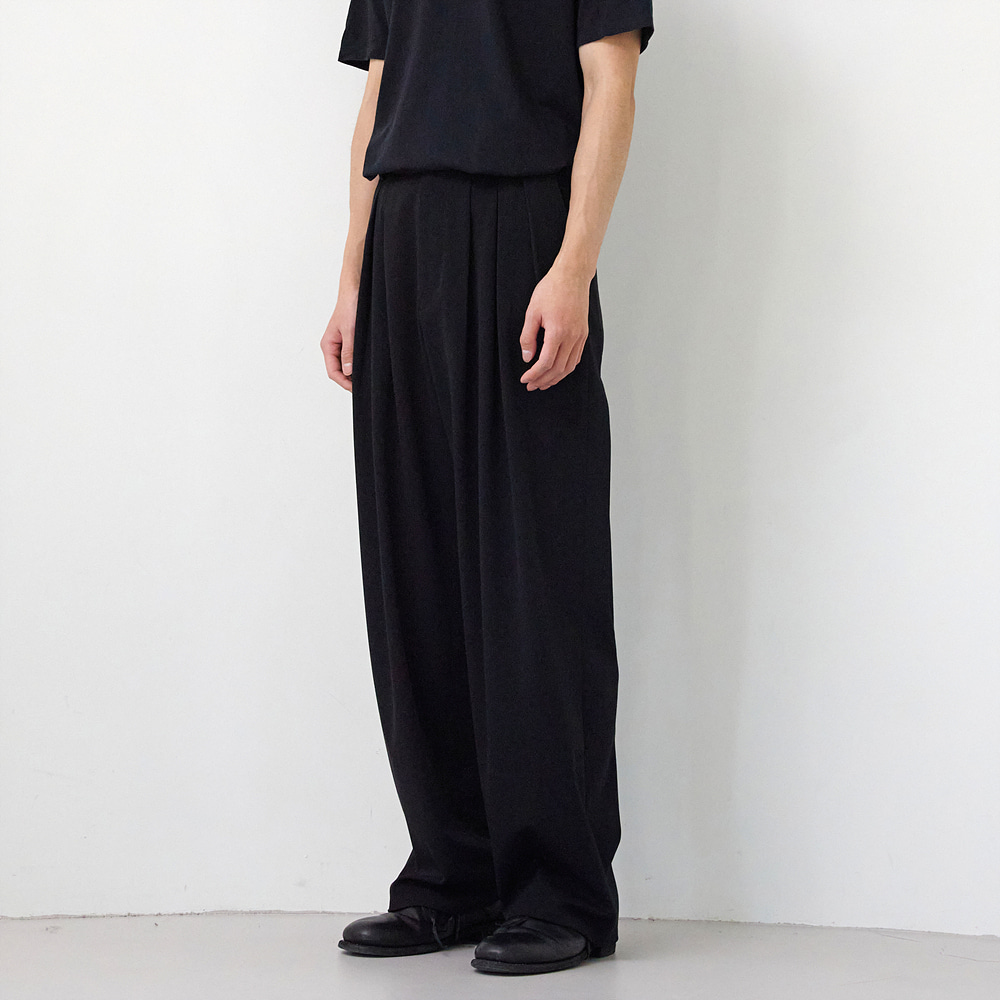 MAD PLEATS WIDE TROUSERS (BLACK)